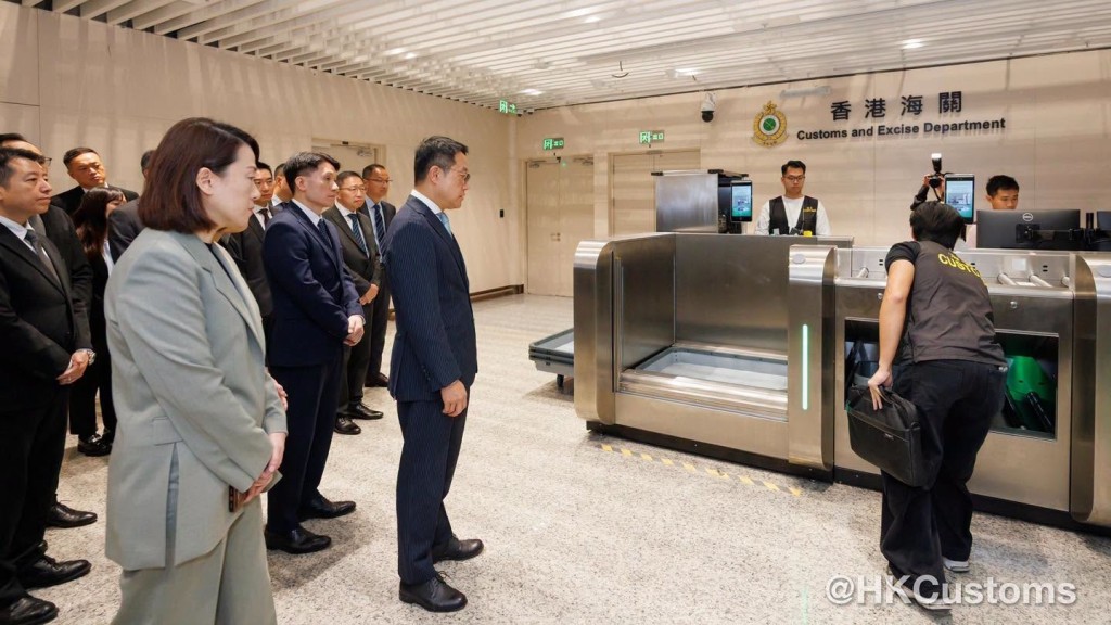 香港海關關長陳子達帶領海關領導層視察新皇崗口岸。海關FB