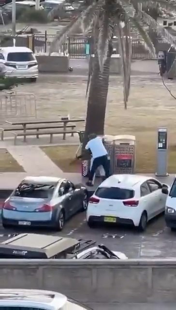 有網民拍下英雄民眾奪槍經過。X@Àdnanô 有網民拍下英雄民眾奪槍經過。X@Àdnanô