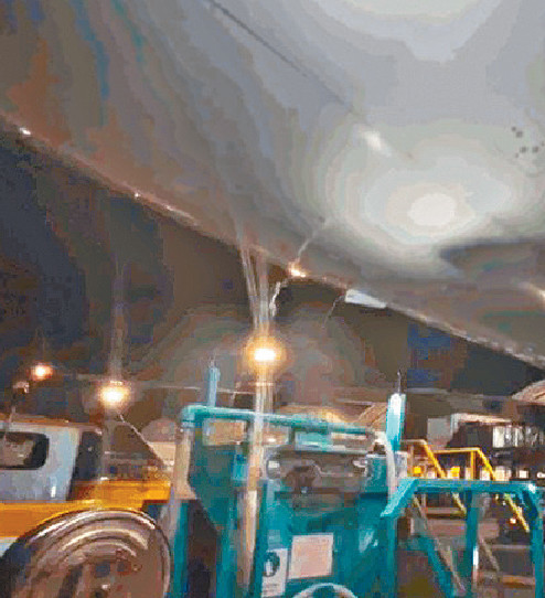 ■國泰CX880航班昨凌晨起飛前，被發現水箱漏水，機身多處滴水恍如「水舞間」。
