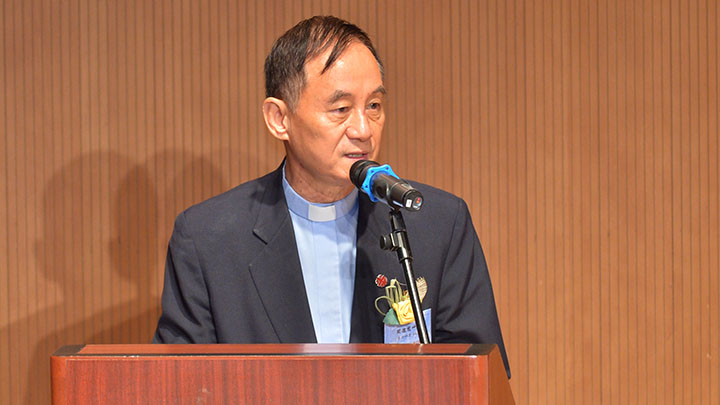 香港明愛總裁兼教育服務部長閻德龍神父及 Microsoft 香港及澳門區總經理陳珊珊女士簽署合作備忘錄。