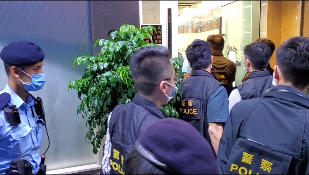 警方巡查長沙灣一間麻雀館。