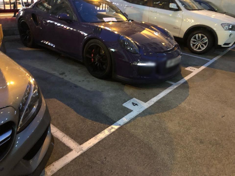 車主特意在車頭擺放一張紙,強調已付兩個車位費用。網圖