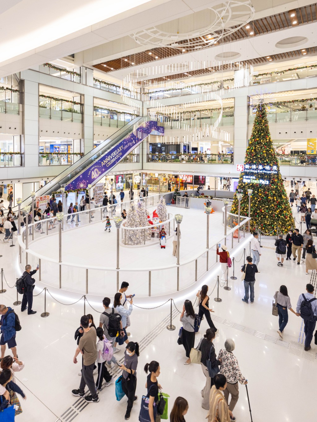 2000呎室內飄雪光影溜冰場（官方圖片）