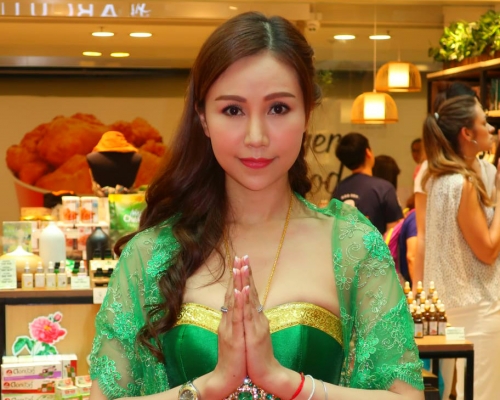 仙樂都以泰國傳統服飾示人