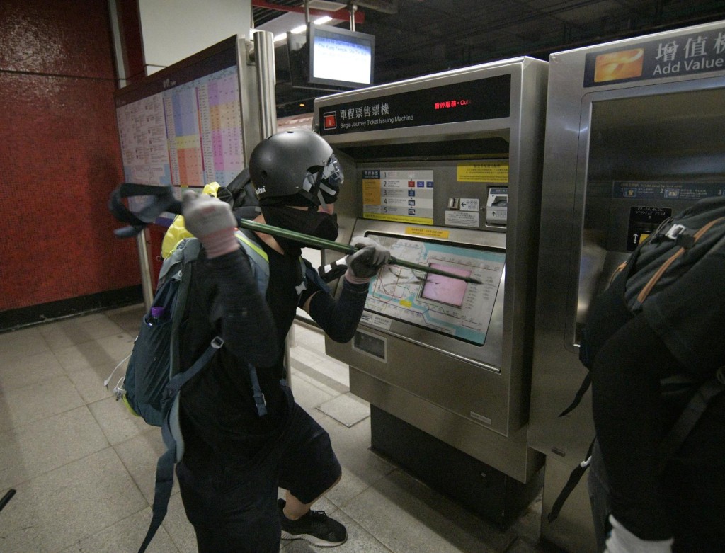 示威者破坏荃湾站设施。