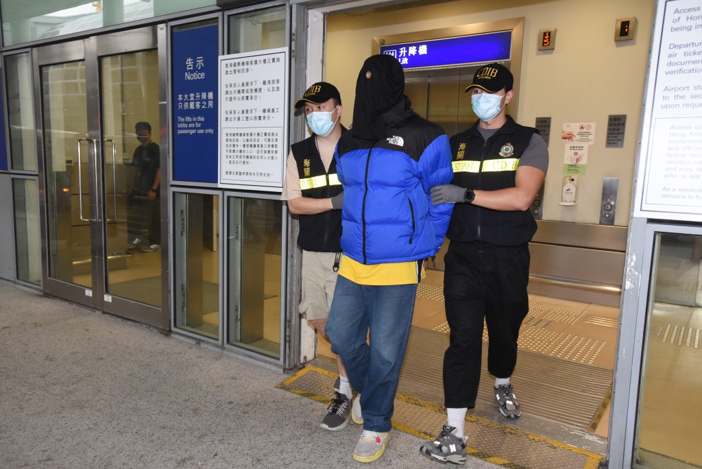 21岁外籍男旅客涉偷运毒品，被机场海关拘捕。黄文威摄