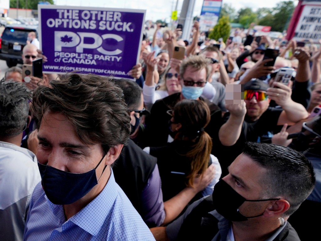 杜魯多(前排左，藍衣)被示威者包圍。