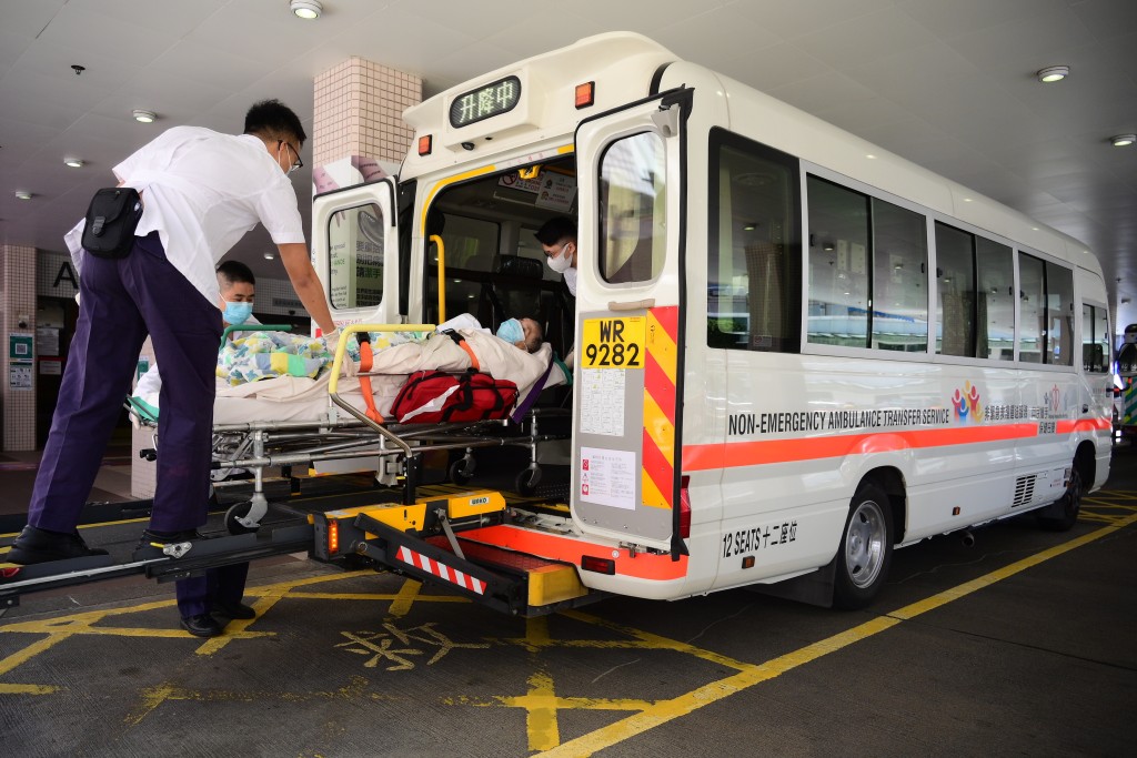 現時本港亦有跨境運送病人服務，今次改良只是由在關口「轉當地救護車」，改為「原車運送」。資料圖片