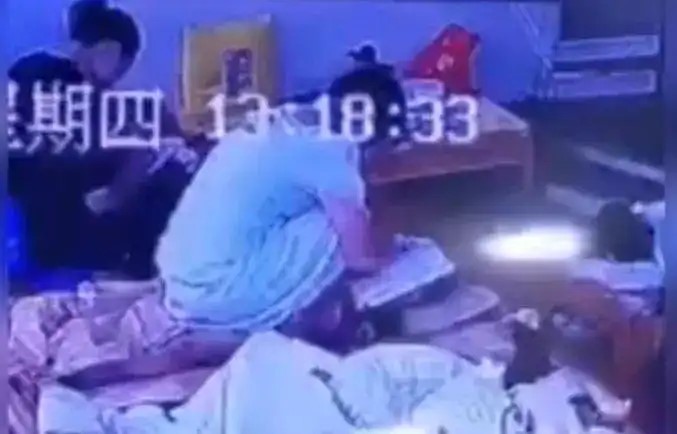 湖南有兩名幼師涉嫌虐童被拘留。新京報 湖南有兩名幼師涉嫌虐童被拘留。新京報