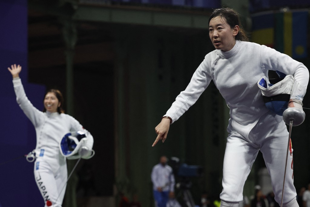 孙一文(右)女子重剑卫冕失败，不满判决投诉。REUTERS