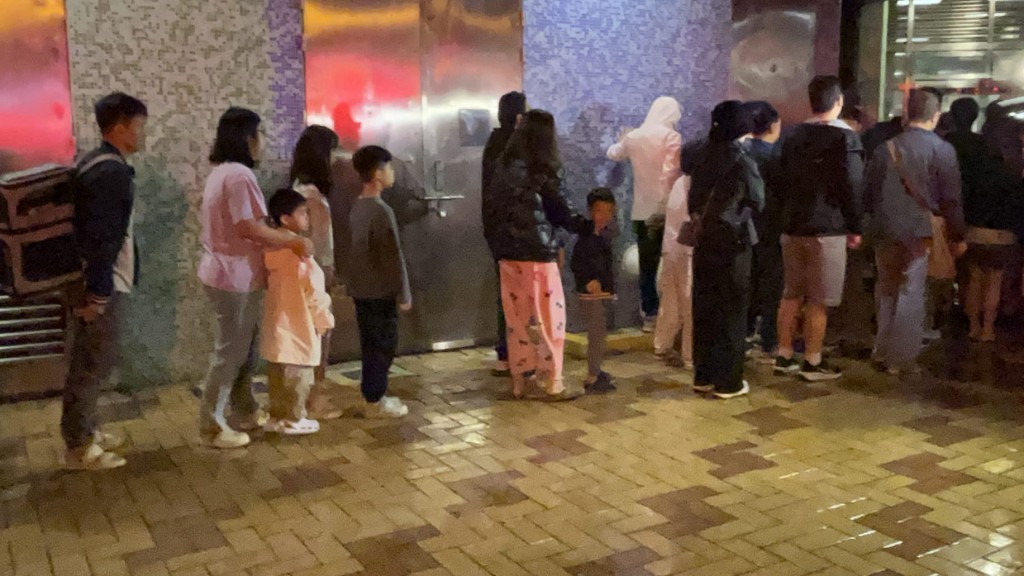 火勢熄滅後,居民排隊上樓。蔡楚輝攝 火勢熄滅後,居民排隊上樓。蔡楚輝攝