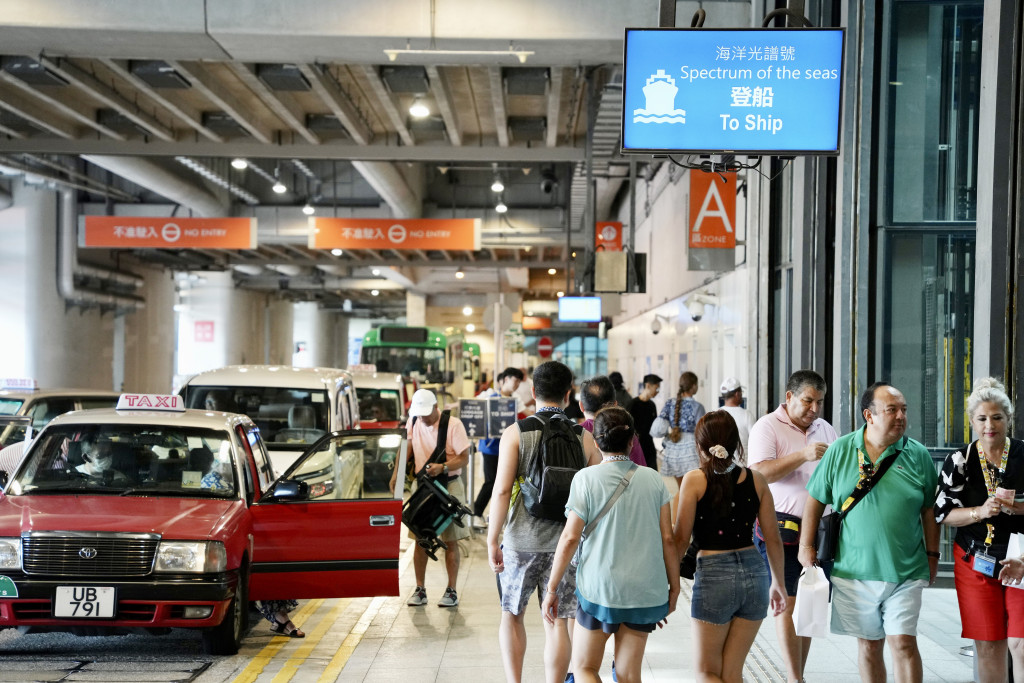 游客大呻出入都要靠的士，巴士站及的士站均大排长龙。