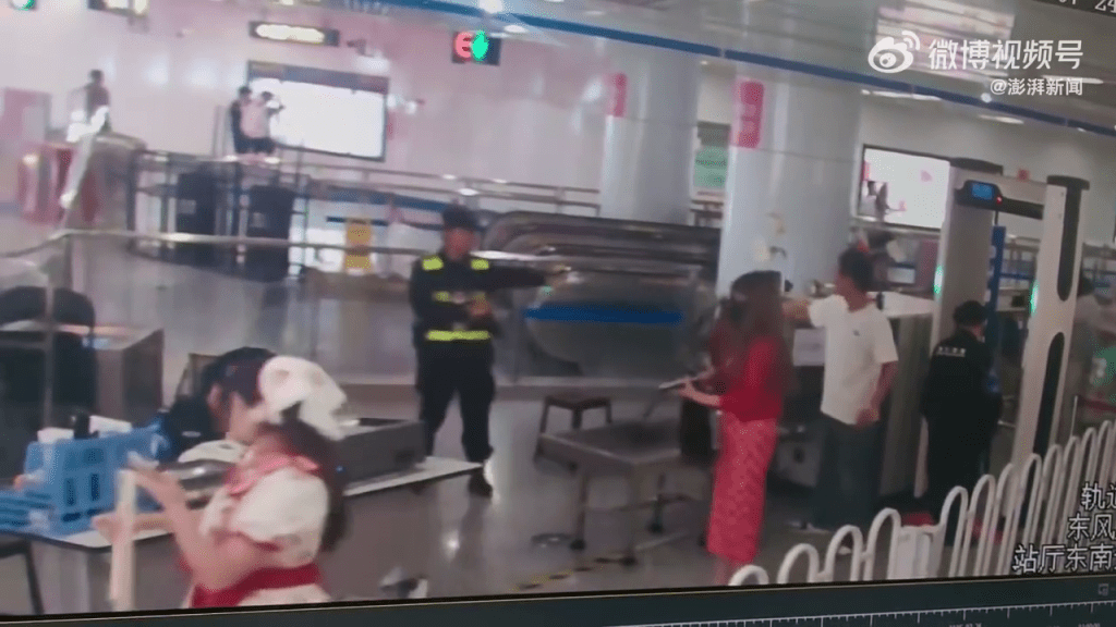 一旁的警員發現上前攔截白衣男子。 一旁的警員發現上前攔截白衣男子。
