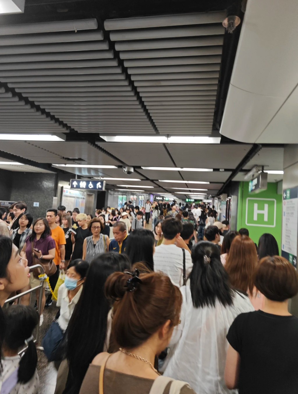 港鐵站人頭湧動。小紅書圖片 港鐵站人頭湧動。小紅書圖片