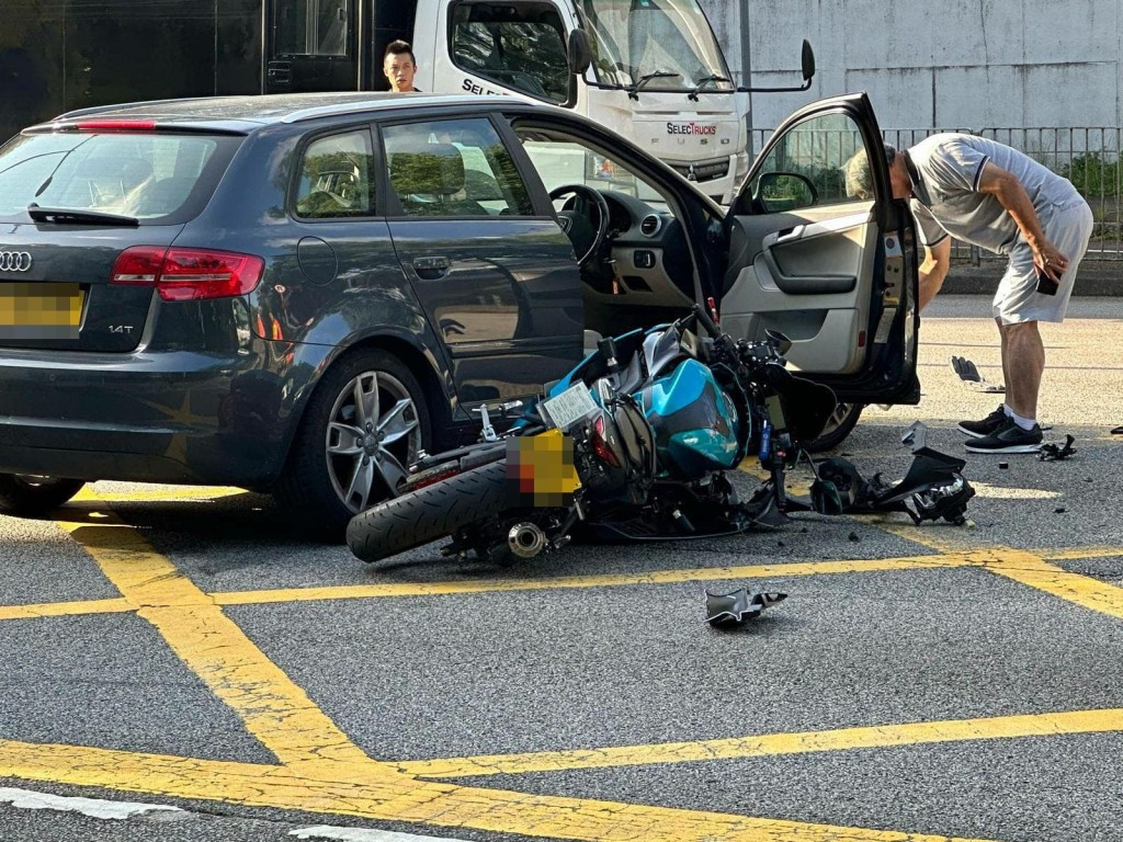 電單車嚴重損毀。fb：馬路的事 (即時交通資訊台)
