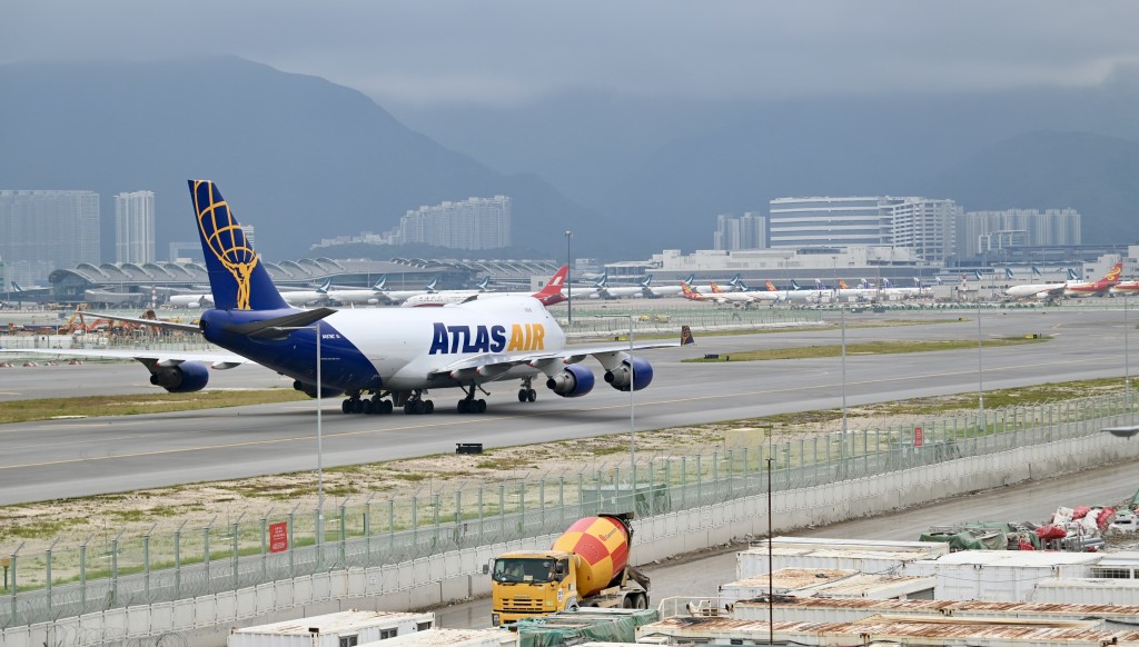 機場第三跑道己經啟用。 資料圖