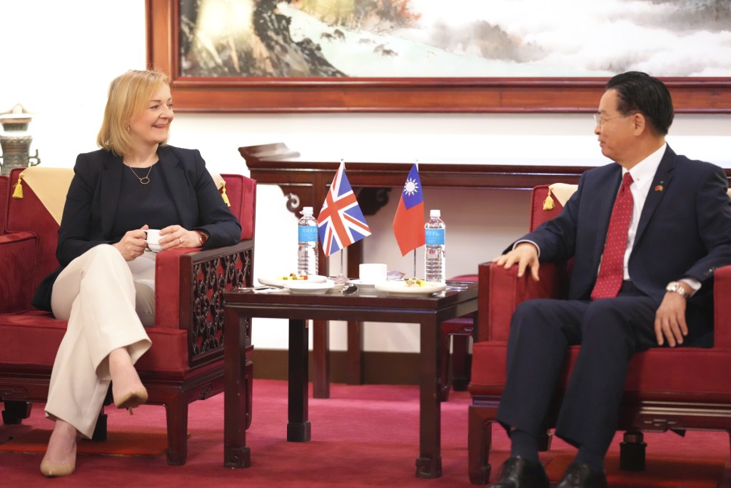 英国前首相卓慧思5月份在台湾与台外长吴钊燮会谈。AP
