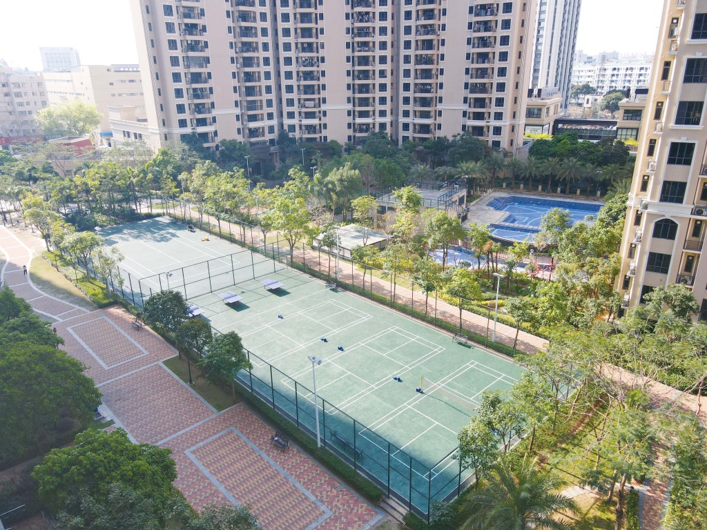 【現場實景】項目內設有多元園林及休閒設施，包括成人、幼兒巨型綜合泳池、籃球場、網球場、乒乓球場、羽毛球場及高爾夫練習場等設施。