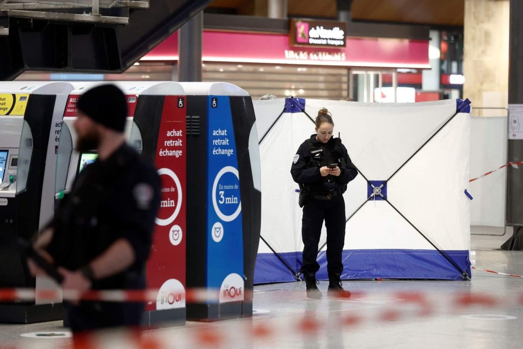 法国巴黎北站持刀伤人案，清晨出行繁忙时间的列车服务严重延误。AP