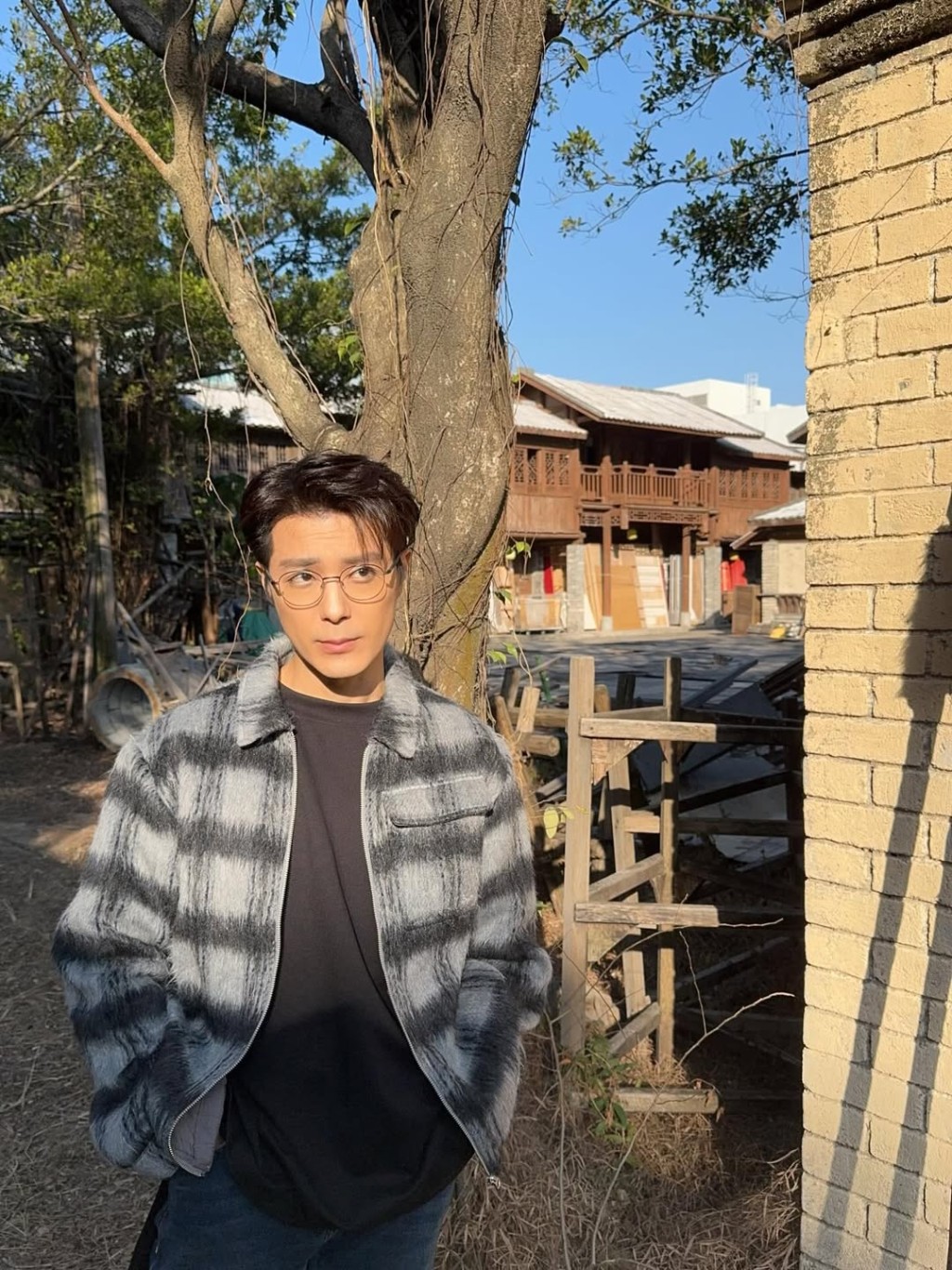 張景淳年曾擔任《東張西望》外景主持。