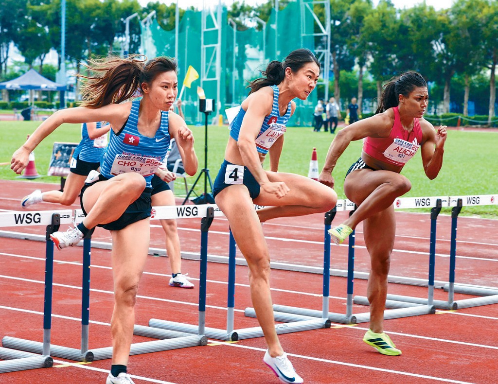 女子100米欄，呂麗瑤（中）及英國的Alicia Barrett（右）同以13秒40奪冠。
