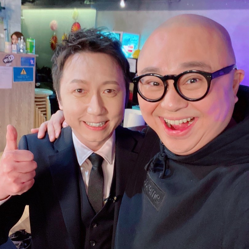 Bob在社交網貼上與松明搭膊合照,大讚對方勁!