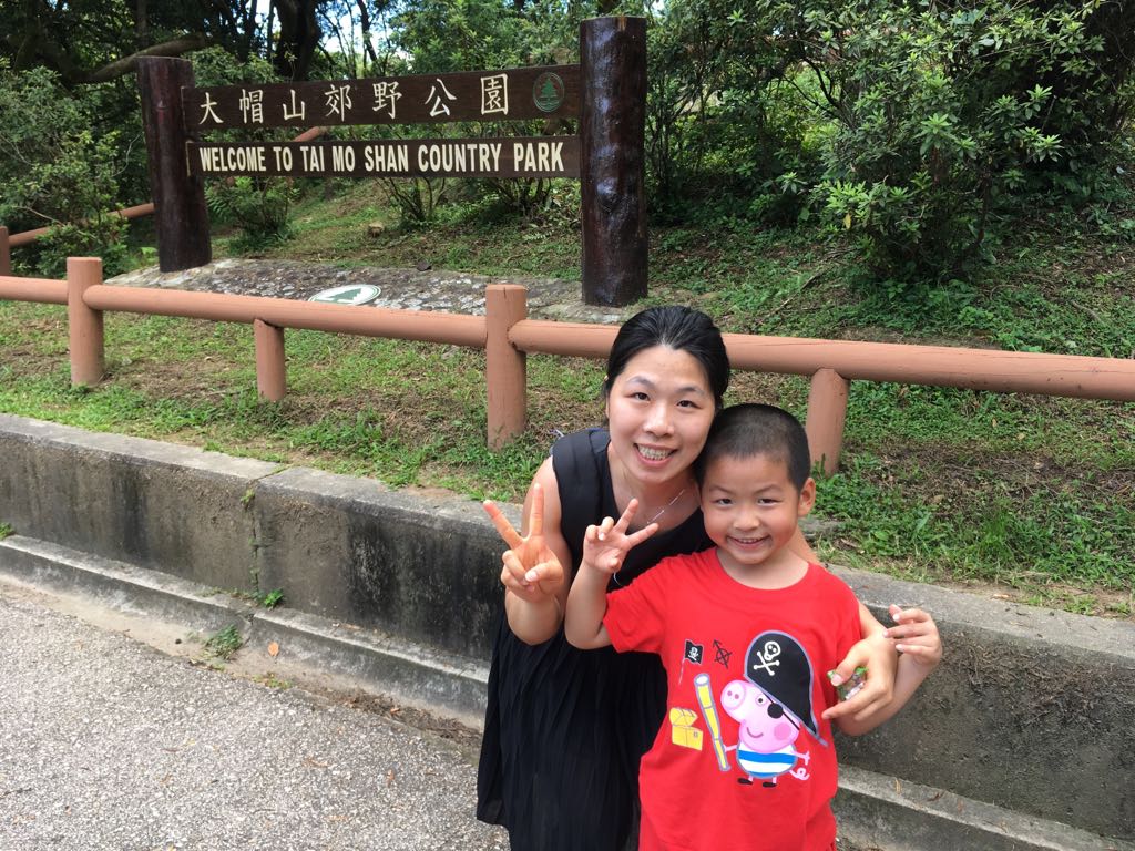 鄭太及6歲兒子。
