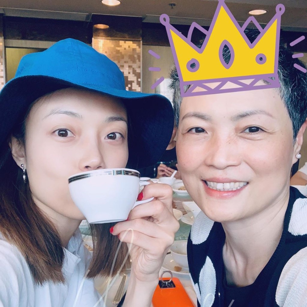 容祖兒媽媽在2014年患重病，有指當時祖兒放慢工作步伐，陪伴照顧媽咪。