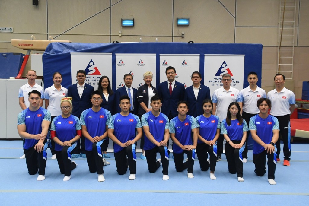 除石偉雄（前排右）外，香港體操隊派遣8人出戰杭州亞運。