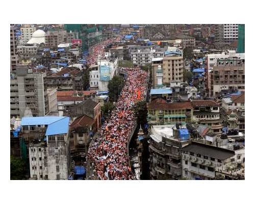 印度50萬人上街抗議,癱瘓印度金融中心孟買市的交通。AP