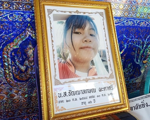 泰國一名16歲少女因邊充電邊聽音樂致手機漏電,被電至全身焦黑死亡。網圖