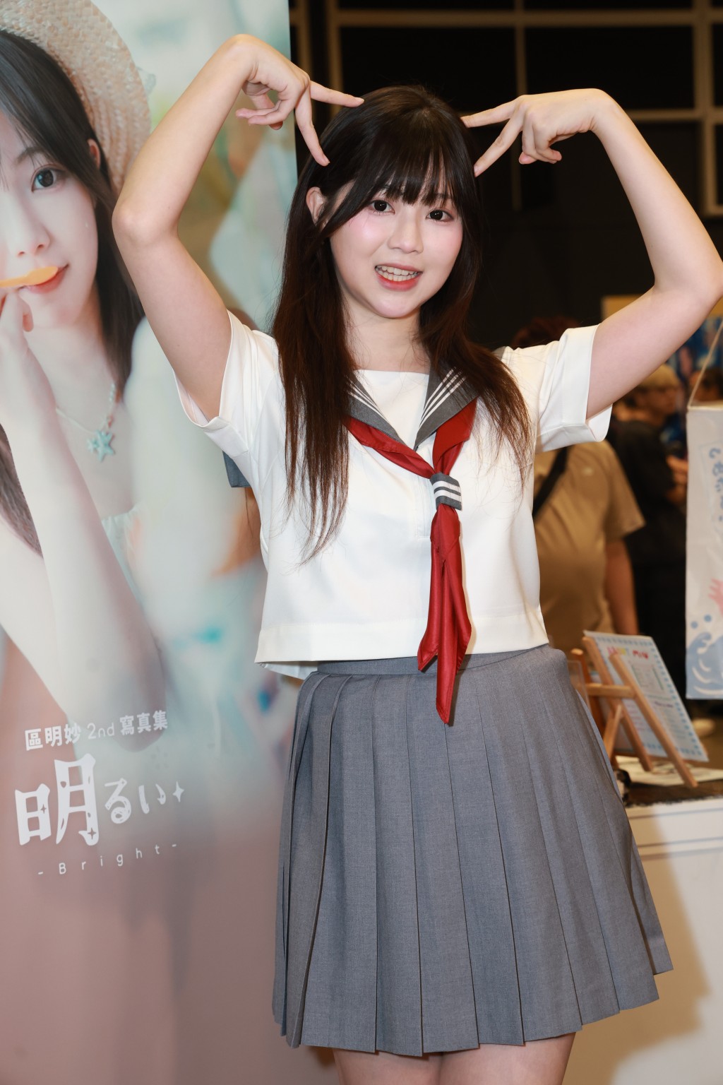 區明妙預告未來數日會穿著日本學校運動服，均為寫真集造型之一。
