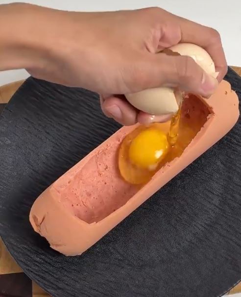 在熱狗腸不斷塞入不同饀料，就像瑜珈褲一樣充滿彈心生，成為新一代的流行「梗」。