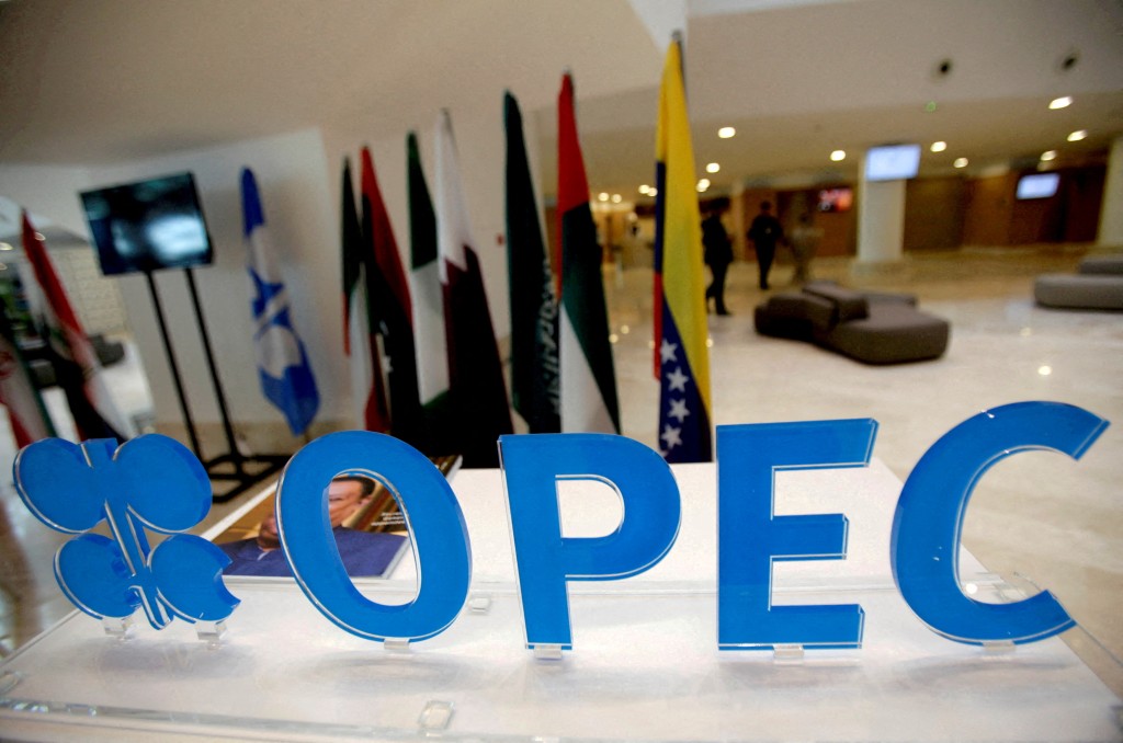 俄罗斯在石油输出国家组织与夥伴国(OPEC+)现有的减产措施基础上，与沙特一同合作削减石油产量和出口。路透社