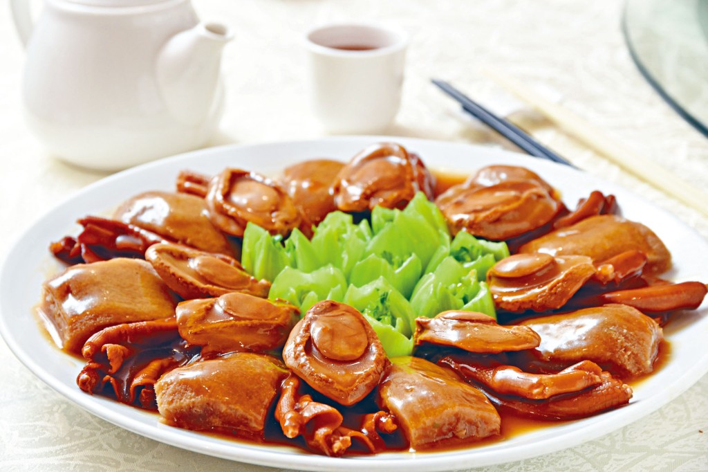 古法柚皮扣鮑魚鵝掌選用罐頭五頭鮑，鮑魚扣足兩至三日，再以鮑魚汁勾芡，鵝掌先炸後燜，另以上等魚湯燜製沙田柚皮。
　　