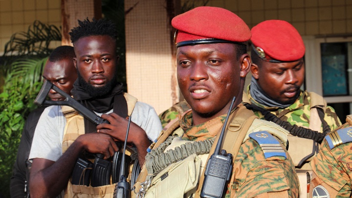 布基納法索軍方領袖特拉奧雷成為過渡總統，亦是全球最年輕政府領袖。路透社圖片
