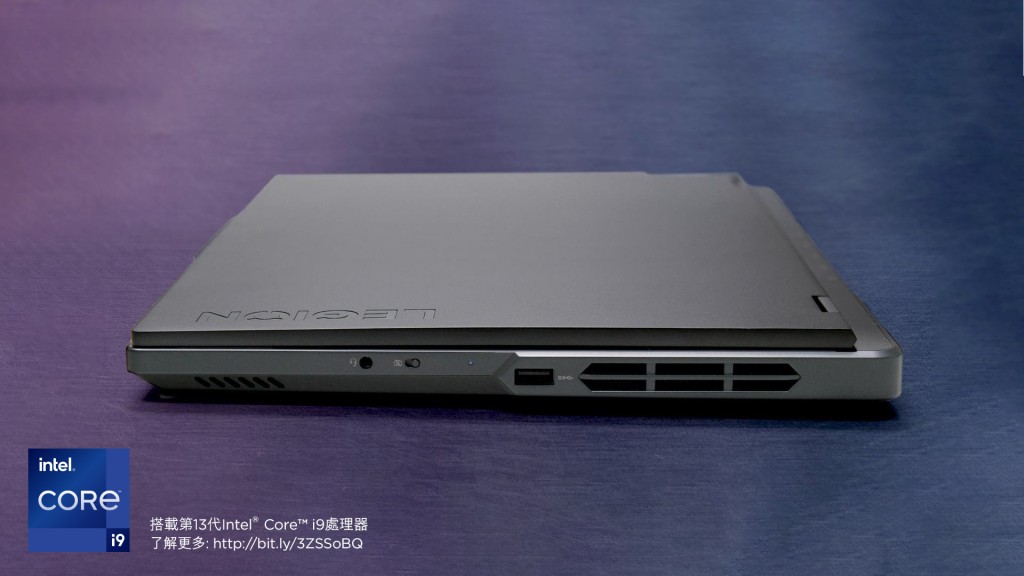 機身兩側及後方均有散熱口，確保散熱效能。