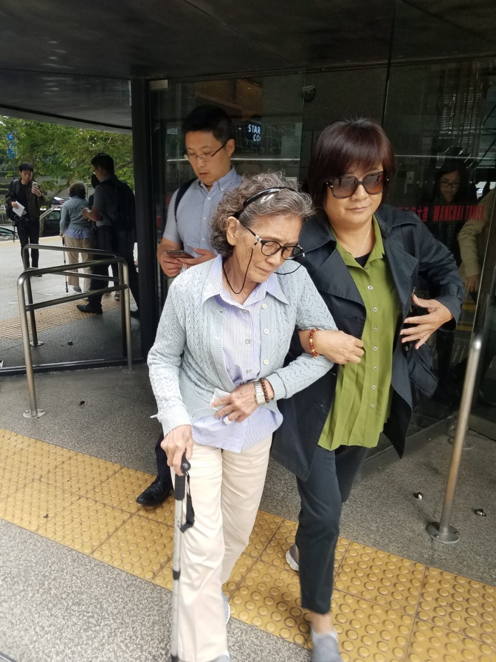 被告倪荷玉(前)。