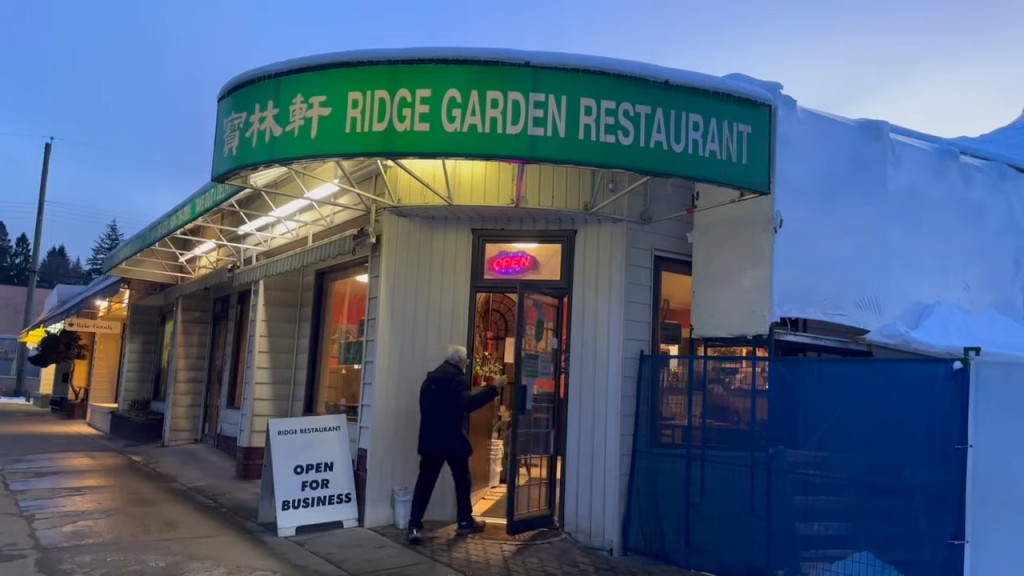 姜麗文跟爸爸秦沛到不同食肆吃美食。