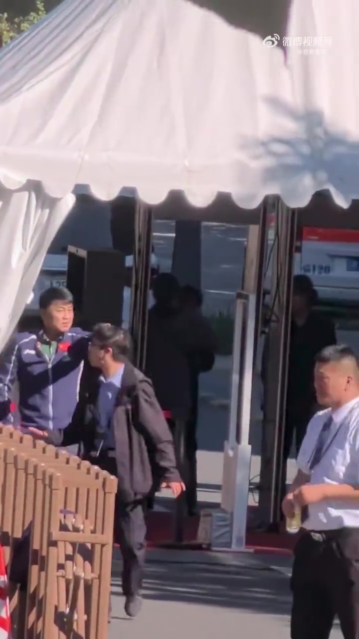 王皓指向圍堵叫罵的極端球迷。 王皓指向圍堵叫罵的極端球迷。