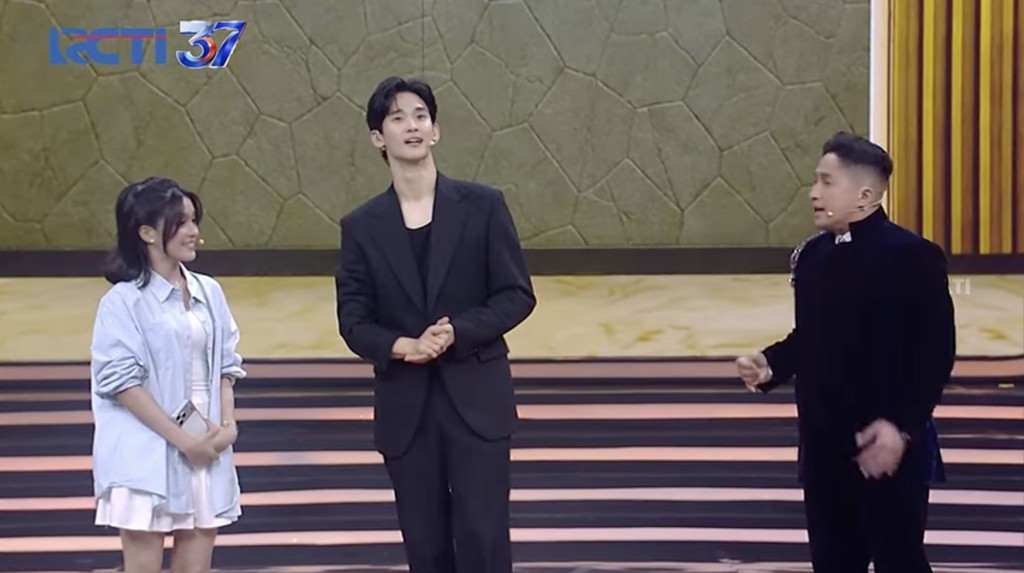 金秀賢在節目中與當地演員及歌手互動。 金秀賢在節目中與當地演員及歌手互動。