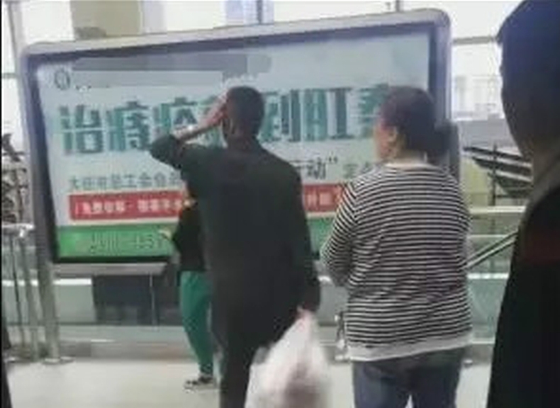 男子氣沖沖下車,並揚言要報警。(網圖)