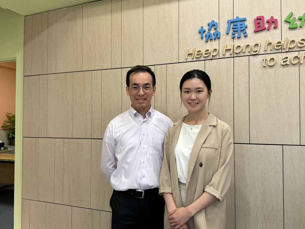 協康會教育心理學家暨「親‧子‧遊」PACT®社交溝通親子訓練課程總督導顏瑋林先生及廖藝婕姑娘（圖片來源：《親子王》）