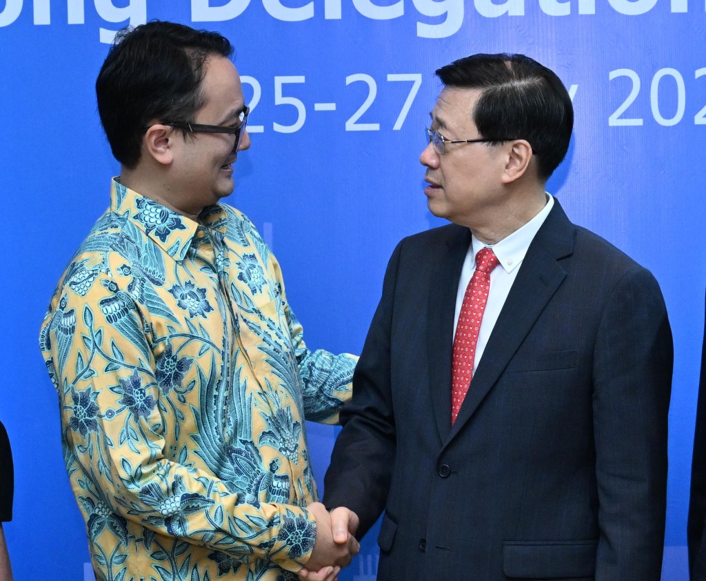 李家超（右）和印尼贸易部副部长Jerry Sambuaga。政府新闻处