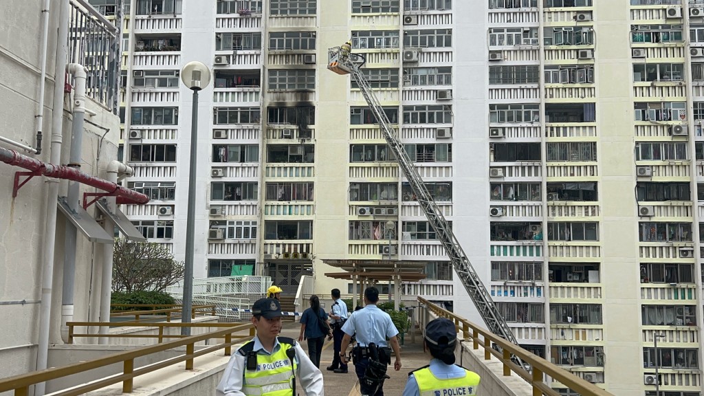 單位外牆熏黑。楊偉亨攝 單位外牆熏黑。楊偉亨攝