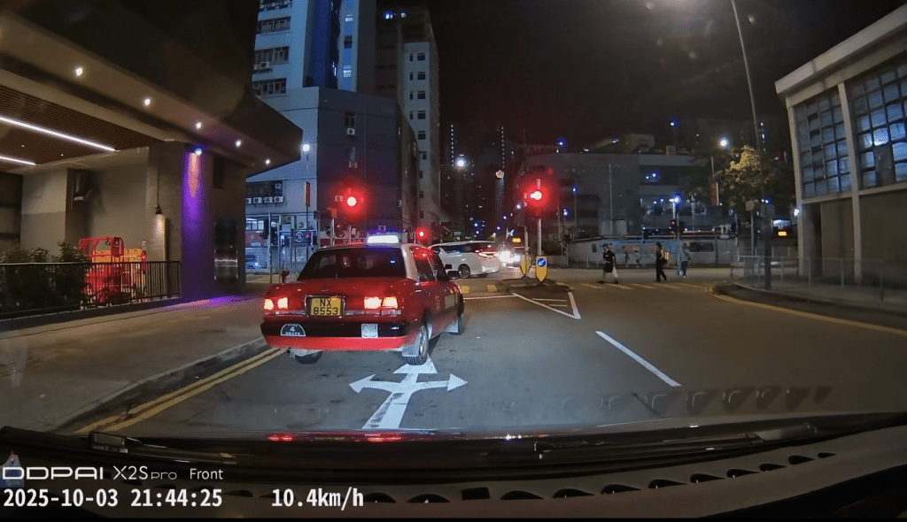 第三段影片則拍到白色七人車沿建豐街往震寰路方向駛去，當時紅燈，司機見狀越過一輀的士，違規切入對頭行車線並「衝燈」，繞過安全島轉彎駛走。fb「香港突發事故報料區及討論區」