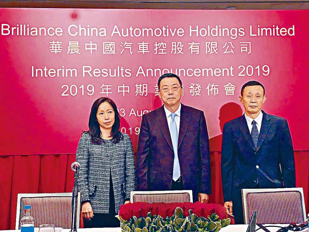 ■华晨中国主席吴小安(中)。