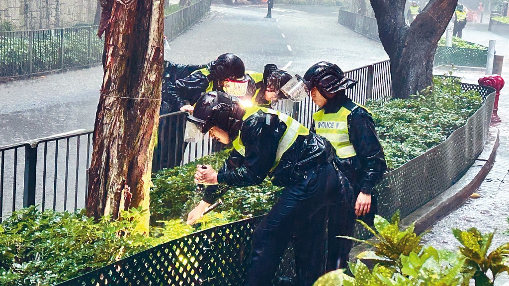 大批警員冒雨尋找頭顱及腳掌。