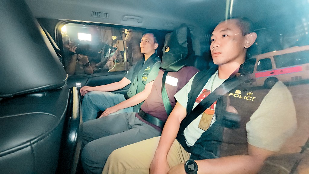 涉嫌持生果刀襲擊兩名不相識男子的疑兇被警方拘捕，遭黑布蒙頭押走。
