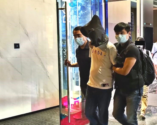 警方拘捕10人。